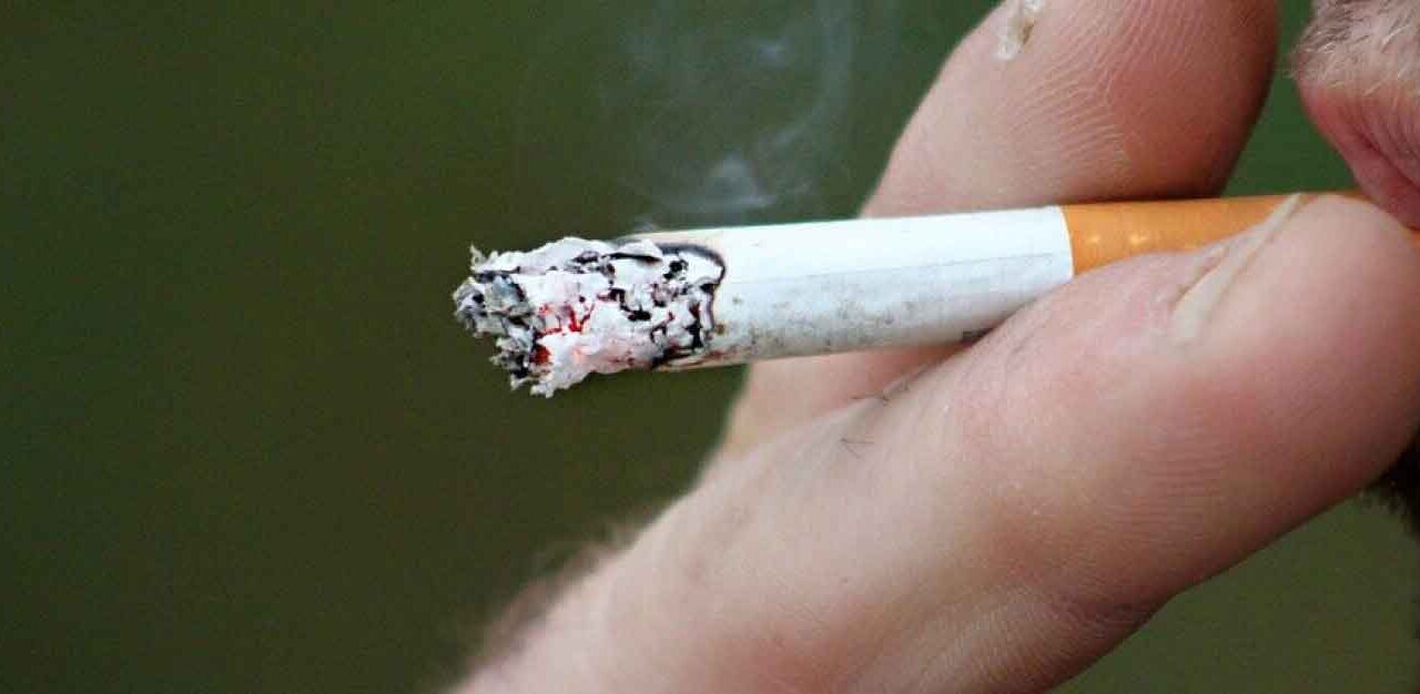 Per ripulire l’aria, Milano attua il  piano che include anche limitazioni per il fumo di tabacco all’aperto